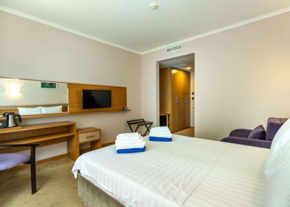 room 163 thumbnail 3